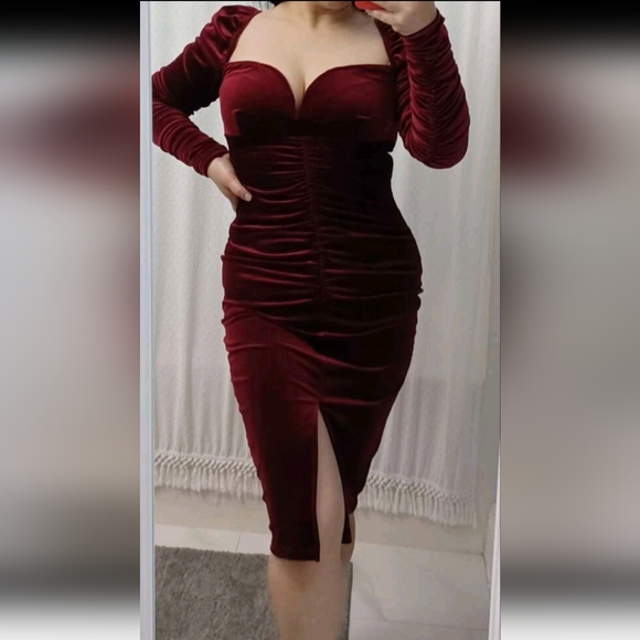 🆕️ Boutique Red Velvet Dress - Picture 3 of 3